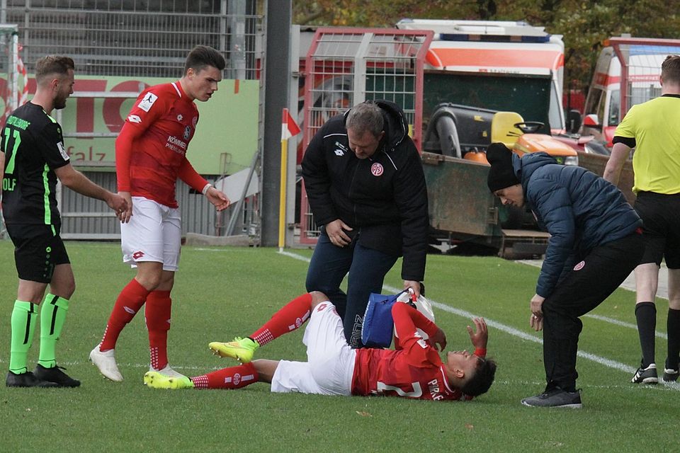 Da ist es passiert: Devante Parker liegt nach der zweiten schweren Kniverletzung auf dem Rasen im Bruchweg-Stadion. Das Heimspiel Ende Oktober 2019 für die Mainzer Zweite war sein letztes als Fußball-Profi.