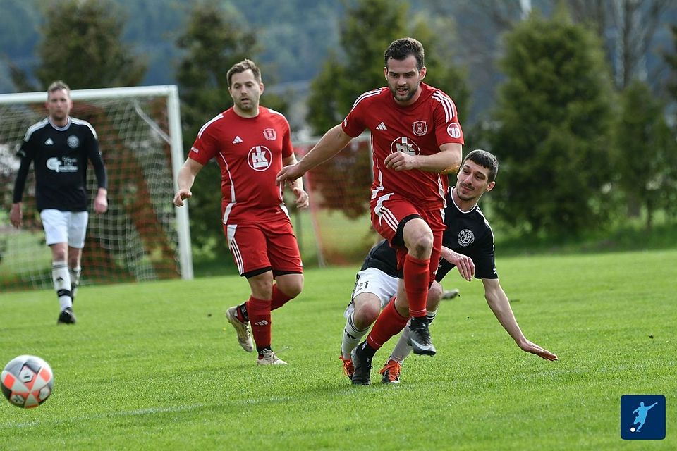Mit dem knappsten aller Ergebnisse setzte sich der VfB Rothenstadt (in Schwarz-Weiss) im Sechs-Punkte-Abstiegsduell gegen den SC Kirchenthumbach (in Rot) durch.