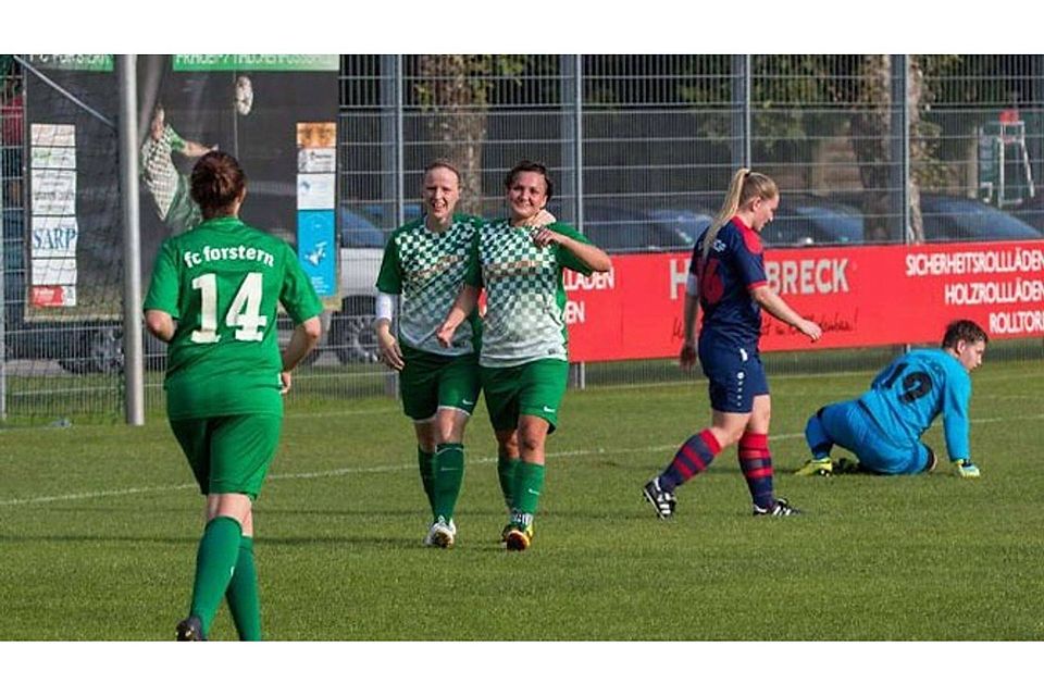 Spielen schon lange zusammen beim FC Forstern und wollen den Aufstieg erreichen: Julia Deißenböck und Evi Kopp. FOTO: FC FORSTERN