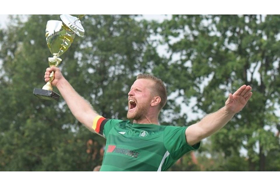 Endlich: Ahrensfelde-Captain Stephan Baum kann mit seinem Team den Aufstieg in die Landesliga feiern. Foto: Muhme