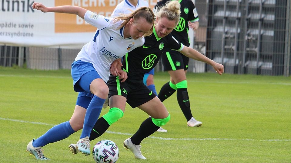 Rita Schumacher im Spiel der 2. Frauen-Bundesliga im Zweikampf mit Jenas Luca Birkholz.