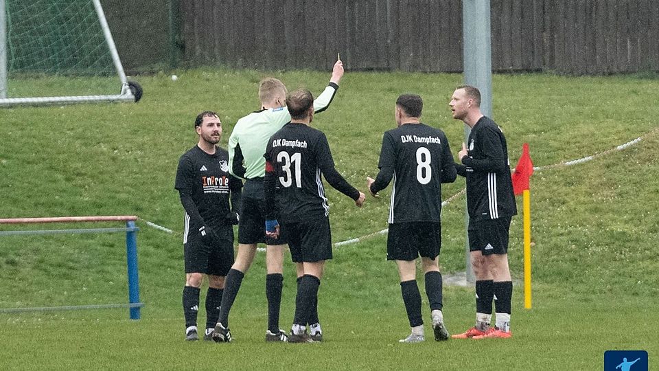 Vier Platzverweise musste die DJK Dampfach im Duell mit dem TSV Karlburg hinnehmen.