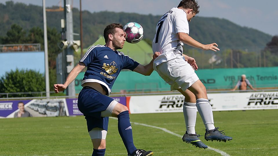 Der VfB Bach (links Lucas Lohberger) hat aktuell einen Lauf.