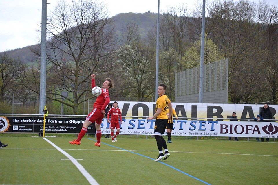 Empfangen die Neckarsulmer Sport-Union: Die Fußballer der TSG Backnang (rote Trikots). F: Steffen Ziesche | 1.FC Heiningen