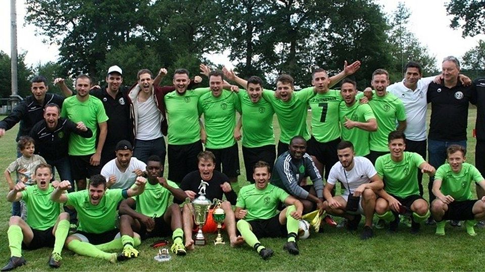 So jubelte der FV Tiefenbronn nach dem Gewinn des Bietpokals. Foto: Lachenmaier