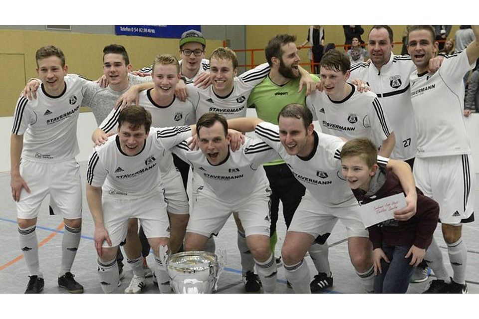 Verdienter Indoor-Cup-Sieger 2015: Die Sportfreunde Lechtingen feiern den Triumph in Belm. Fotos: Hermann Pentermann
