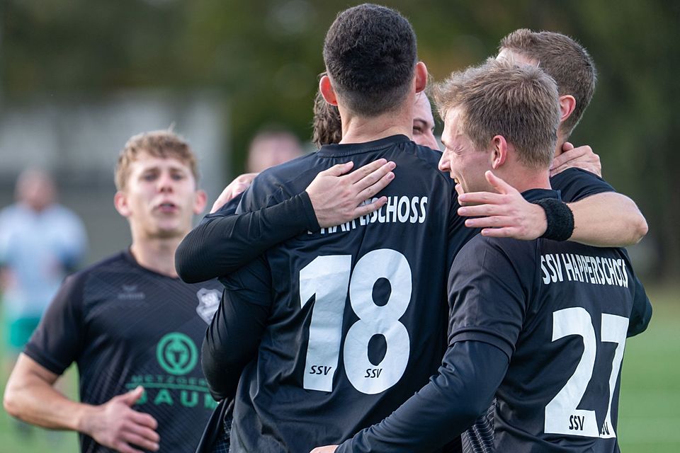 Gemeinsam zum Erfolg: Eng umschlungen feiern die Spieler des SSV Happerschoß einen Treffer gegen die SG Grün-Weiß Mühleip. Ein Moment, in dem nicht der einzelne Torschütze, sondern die Mannschaft im Mittelpunkt steht. Gemeinsam zum Erfolg: Eng umschlungen feiern die Spieler des SSV Happerschoß einen Treffer gegen die SG Grün-Weiß Mühleip. Ein Moment, in dem nicht der einzelne Torschütze, sondern die Mannschaft im Mittelpunkt steht.