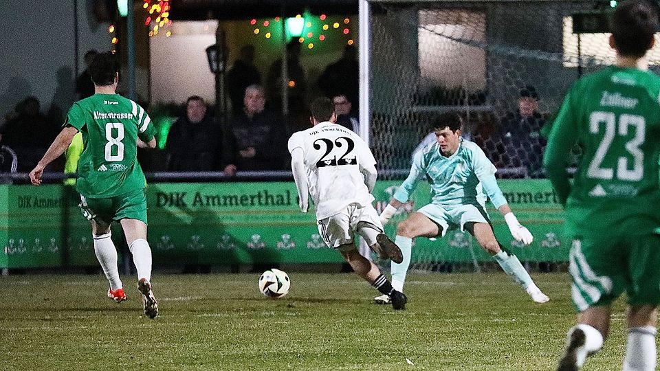 In dieser Szene lässt Laurin Klaus (Nummer 22) eine von zwei Top-Chancen der DJK Ammerthal auf das 2:0 gegen Fortuna Regensburg liegen. Am Ende reicht es nur zu einem 1:1-Unentschieden.