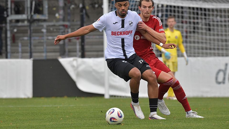 David Dören (l.) bringt die U21 des SC Verl im Kreisderby gegen Victoria Clarholz mit einem späten Doppelpack auf die Siegerstraße. Das 3:0 erzielt Emmanuel Bamba.