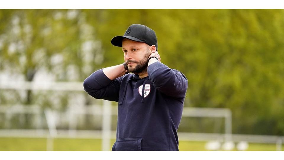 Verabschiedet sich mit seinem Team wohl aus dem Meisterrennen: Dennis Peter, Trainer des FSV Hessen Wetzlar. © Isabel Althof