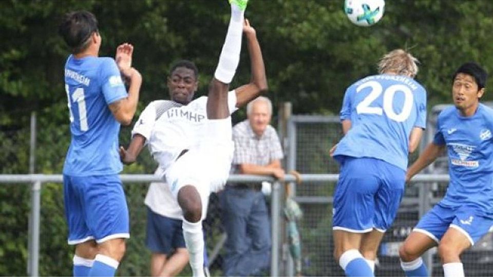 Kandidat für die Anfangsformation der Kickers in Friedrichstal: Ibrahim As Diakite (2. v. li.). Foto: Pressefoto Baumann