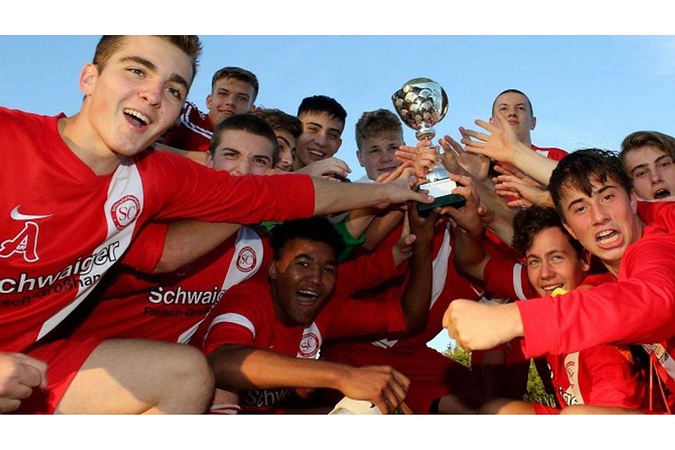 Der Pokal gehört uns: Unterpfaffenhofens B-Junioren feierten zurecht den Sieg gegen den SCF.  F: Weber