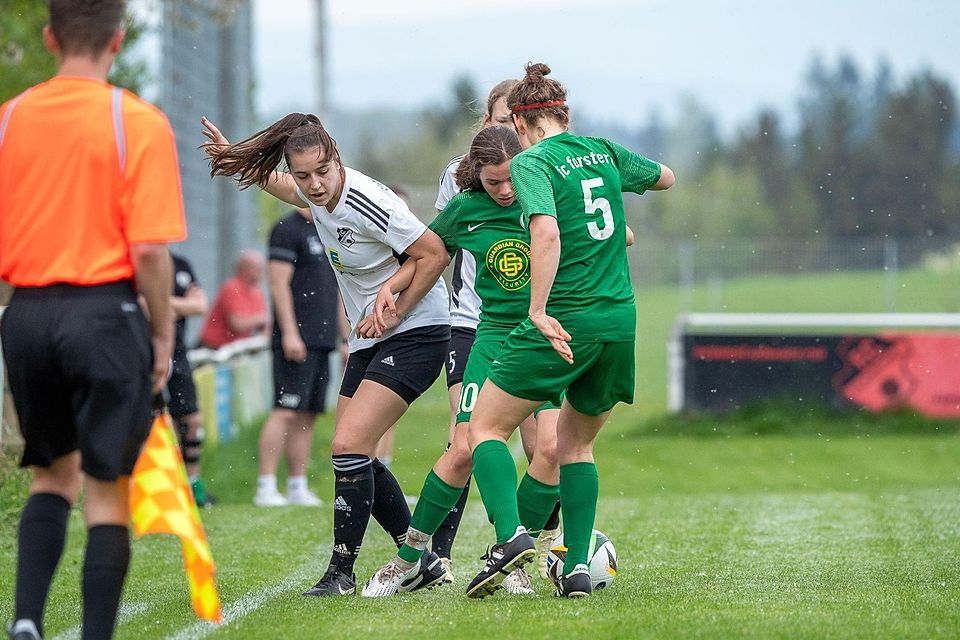 Die Spielerinnen des FC Forstern im Duell gegen den FC Ruderting.