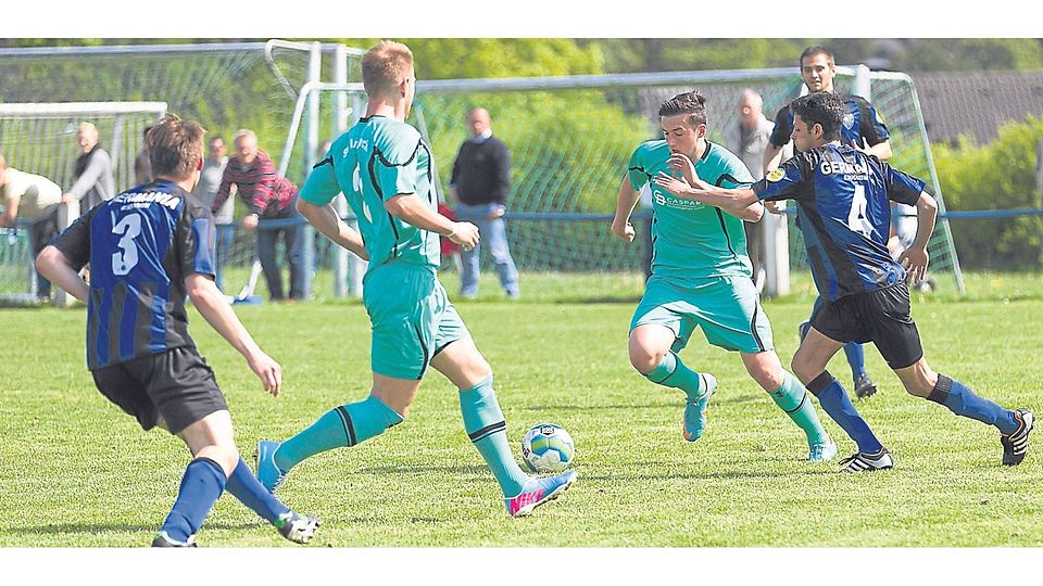 Marco Weber (SG Anspach) im Zweikampf mit Hashim Ahmed. Der Enkheimer Maximilian Krebs (Nummer drei) und Jegor Gette beobachten die Szene. 	Fotos: Flucke Foto: