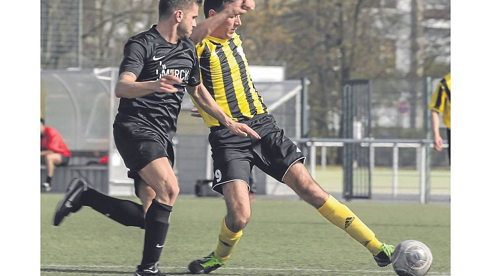 Erster am Ball, aber am Ende zweiter Sieger: Der SC Opel um Torschütze Giancarlo Brogno (rechts) hat am Ostpark gegen FSV Schneppenhausen 1:2 das Nachsehen. Foto: Vollformat