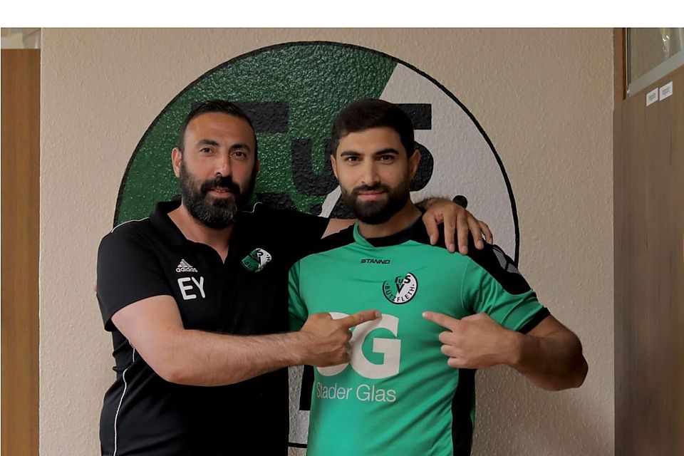Teammanager Engin Yildiz freut sich mit seinem Neuzugang.
