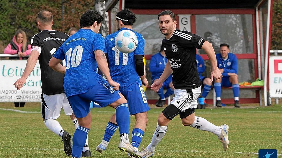 Chousein Chousein (rechts in Schwarz-Weiss) avancierte durch ein spätes Kopfballtor zum "Matchwinner" beim 1:0 seines VfB Rothenstadt gegen den SV 08 Auerbach.