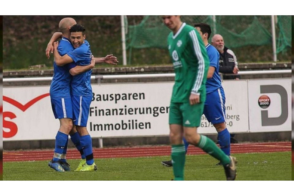 Daniel Biechele (links) und Can Bozoglu freuen sich über einen der drei Leutkircher Treffer gegen Altheim. Foto: Josef Kopf