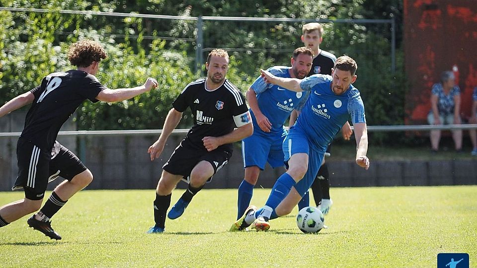 Und weggezogen: Die SG Disibodenberg (blaue Trikots), hier im Testspiel gegen die SG MMM, zog am VfL Sponheim in der Tabelle vorbei und konnte hernach die eigene Kerwe genießen.