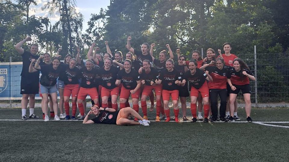 Großer Jubel bei den Höchster Frauen: Das Ziel Aufstieg wurde mit der Meisterschaft gekrönt.	