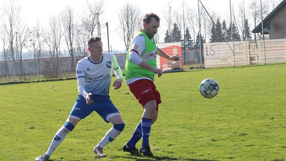 Steffen Kamps aus der Stader Altherrenmannschaft half aus und ließ in der Abwehr kaum etwas anbrennen. Links Maximilian Puschmann vom MTV Hammah II.