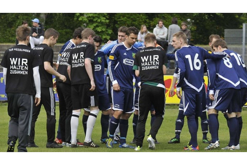 „Wir halten zusammen“ hatten die Fußballer des TuS Heeslingen im Mai 2012, sechs Monate nach der Durchsuchungsaktion der Finanzbehörden, auf ihre T-Shirts drucken lassen. Jetzt scheint sich alles zum Guten gewendet zu haben. Foto Demmer