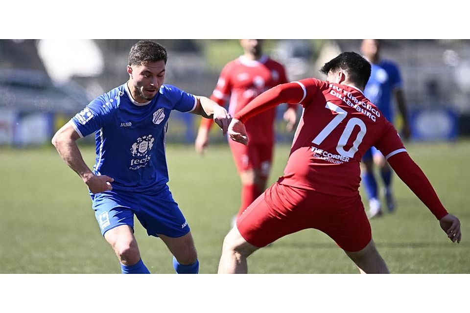 Emre Arslandoglu (l.) vom SSV Langenaubach legt den Ball an Muhammed Demirdöven von Türkgücü Dillenburg vorbei. © Henrik Schneider
