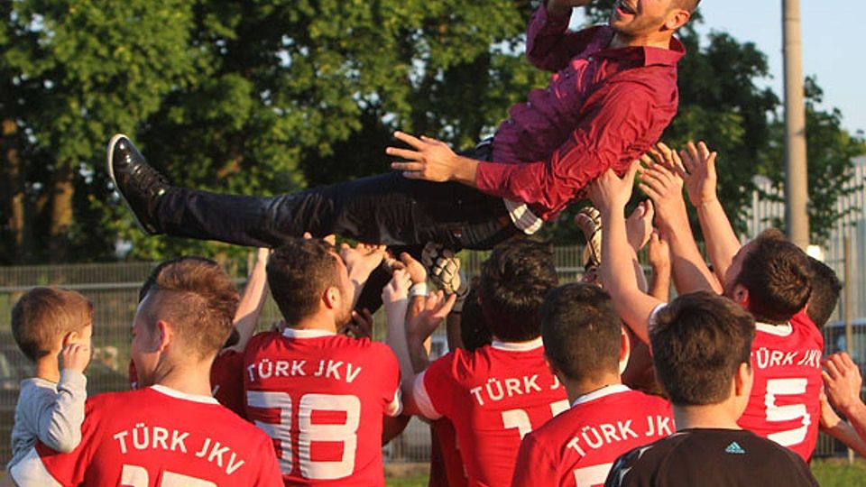Türk JKV lässt ihren Trainer Ali Senergil hochleben. Denn durch den Sieg gegen die DJK Lechhausen II gelingt der Aufstieg in die Kreisklasse.  Bild: Michael Hochgemuth