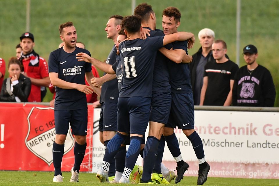 Der TSV Ziemetshausen hat den Bezirksliga-Abstieg erst einmal vermieden. Im Relegationsspiel freuten sich die Kicker über einen 2:1-Sieg gegen den FC Mertingen.