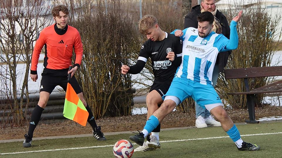 „Garching war bissiger“: Marcel Matkowitz  (Garching, l.) und Alessandro Contento (Aschheim) im Zweikampf.