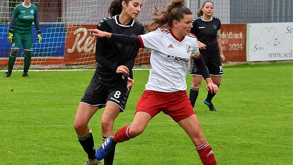 Die Fußballerinnen von RW Überacker (in Weiß, Johanna Draude) im Spiel gegen den FC Langengeisling.