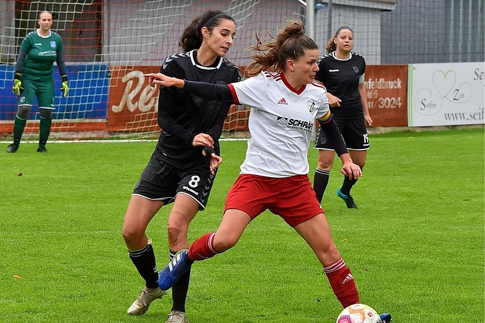 Die Fußballerinnen von RW Überacker (in Weiß, Johanna Draude) im Spiel gegen den FC Langengeisling.