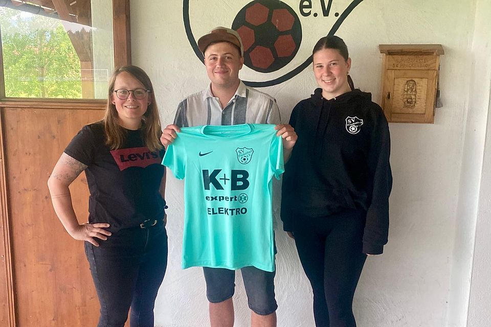 von links: Karin Oberberger (Sportliche Leitung Damen), Trainer Manuel Ertl und Kapitänin Hannah Früchtl