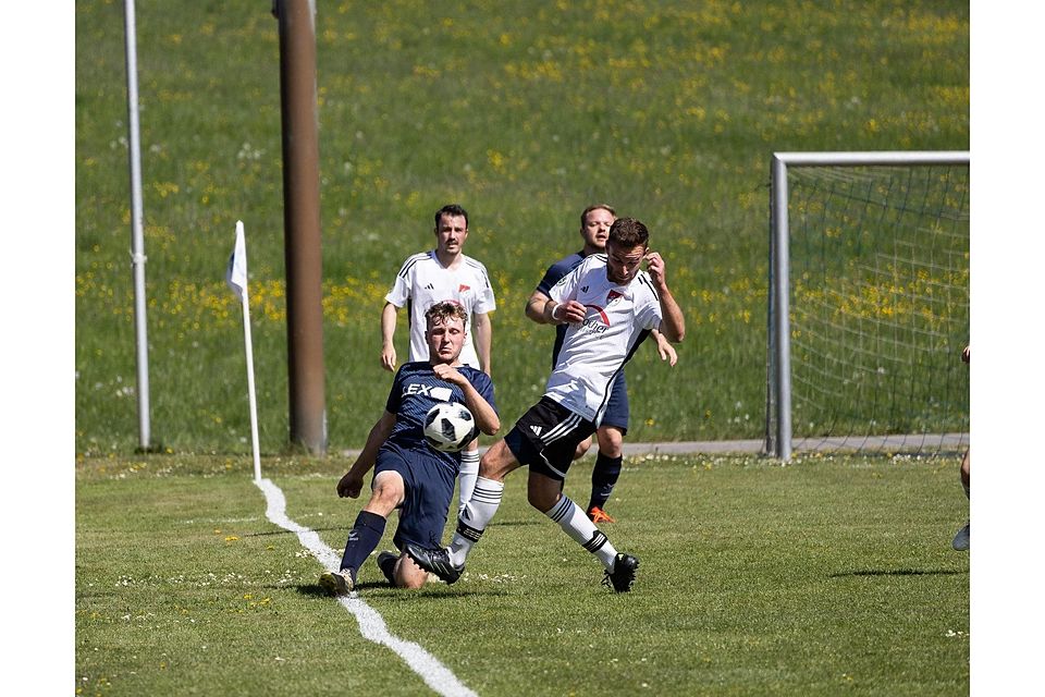Überraschendes Ergebnis: Der TSV Irschenerg (blau) und der SV Miesbach II trennten sich 1:1.