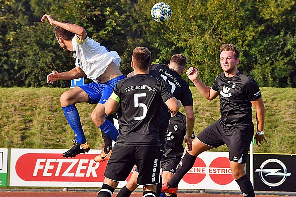 Fabio Kühn (rechts) räumte nicht nur in der Defensive auf, sondern erzielte das 2:0 des FC Gundelfingen im letzten Testspiel gegen den TSV Nördlingen.
