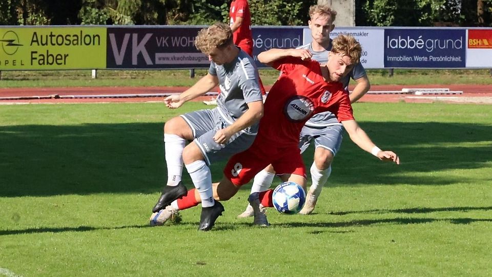 Bittere Derbypleite: Berkant Barin (rotes Trikot) und der TSV 1865 verloren gegen den TSV Jetzendorf (im Bild Simon Zach, links, und Frederic Rist) 0:1.