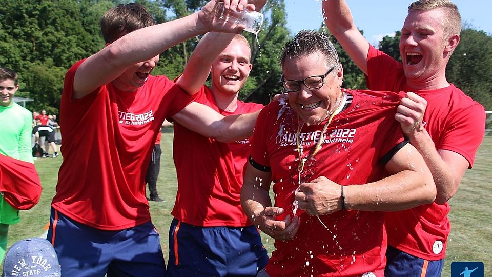 Bierdusche nach dem Aufstieg für Dahlem-Schmidtheims Trainer Marcel Timm (2.v.r.)