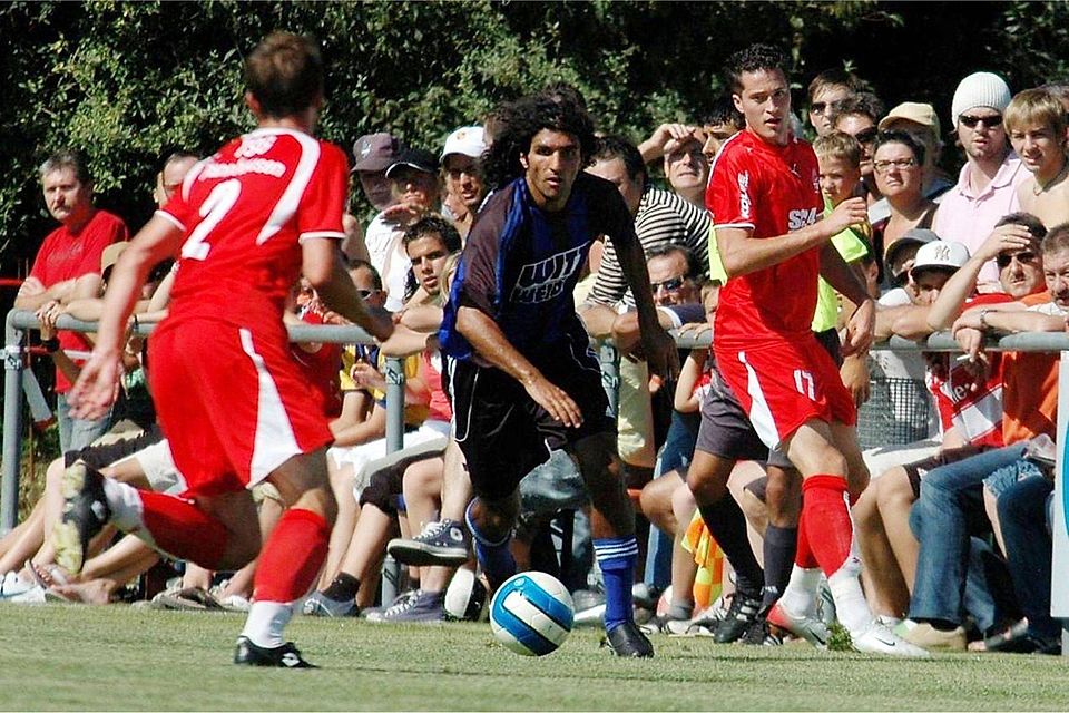 Ein Archivbild der SpVgg Weiden zeigt Akram Addell-Haq (Schwarz-blaues Trikot) bei seiner Lieblingsbeschäftigung, dem Fußballspielen.