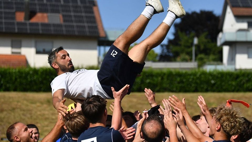 Hoch soll er leben, und das dreimal: Lahrs Trainer Violand Kerellaj wird von seinen Spielern gefeiert.