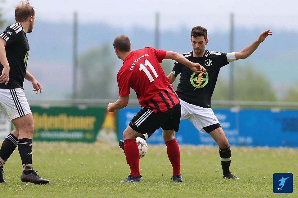 Avancierte in Frontenhausen zum Matchwinner: Kapitän Tobias Schratzenstaller (re.).