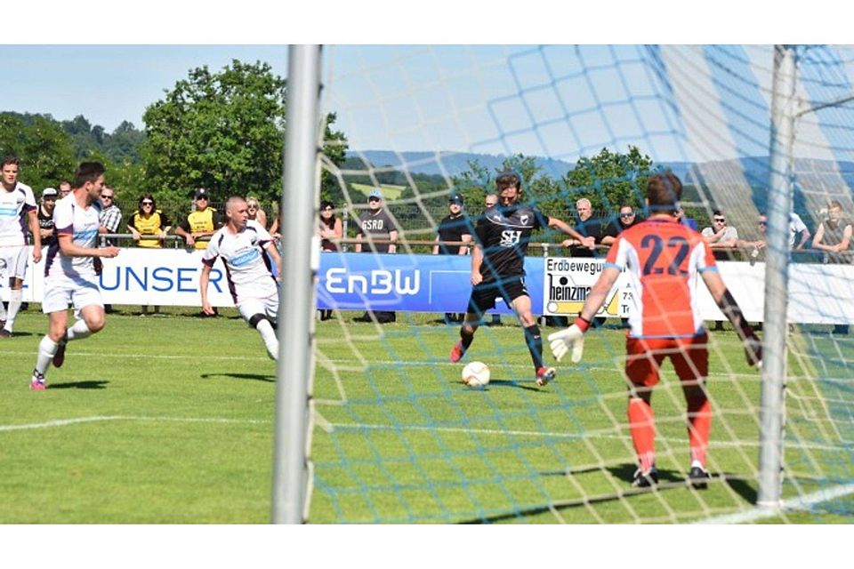 Der letzte Angriff des SV Frickenhofen im Relegationsspiel. Er brachte nichts mehr ein. Der TSV Essingen II gewann mit 2:1. Der SV Frickenhofen war damit abgestiegen. Die 1:0-Führung für den SVF in diesem Spiel hatte Lorenz Hinderberger erzielt (18.). Den Ausgleich markierte Carsten Legat (20.). Das entscheidende 2:1 für den TSV erzielte der in der 77. MiInute eingewechselte Janis Weygolt in der N