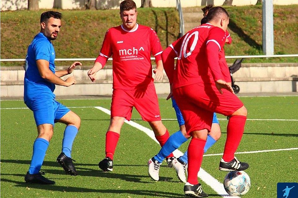 Wie sooft an diesem Tag sahen die Spieler von Schlusslicht Karadeniz Wiesbaden (blau) nur die Rücklichter der Sonnenberger Angreifer, um Tuncay Colak (am Ball) und den sechsfachen Torschütze Andre Meudt (hinten).