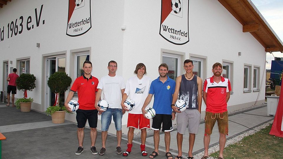 Für jeden war etwas dabei bei der Siegerehrung des VfB Turniers. Neue Bälle kann schließlich jeder brauchen.   &lt;b&gt;Foto: Thomas Mühlbauer