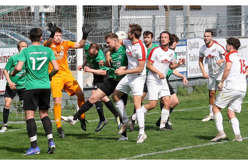 Gedränge vor dem LSC-Gehäuse: Keeper Maxi Kleim und seine Kameraden können Schlimmeres verhindern.