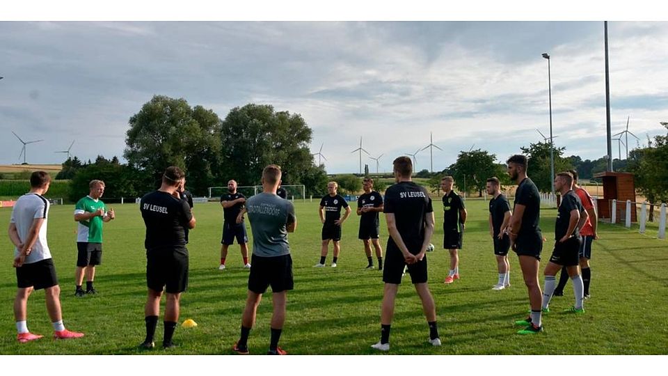 Das wünschen sich alle: Eine ganz normale Trainingseinheit im Kreise der Teamkollegen. Hier der heimische Gruppenligist Spvgg. Leusel mit Trainer Thomas Brunet (l.). Archivfoto: gkr 