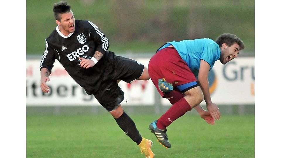 Hart zur Sache geht es im Kampf um den Aufstieg in die Bezirksliga Süd. Hier duellieren sich Daniel Dizen (links, FC Kempten) und Cihad Taghanli (VfB Durach).             Foto: Hermann Ernst