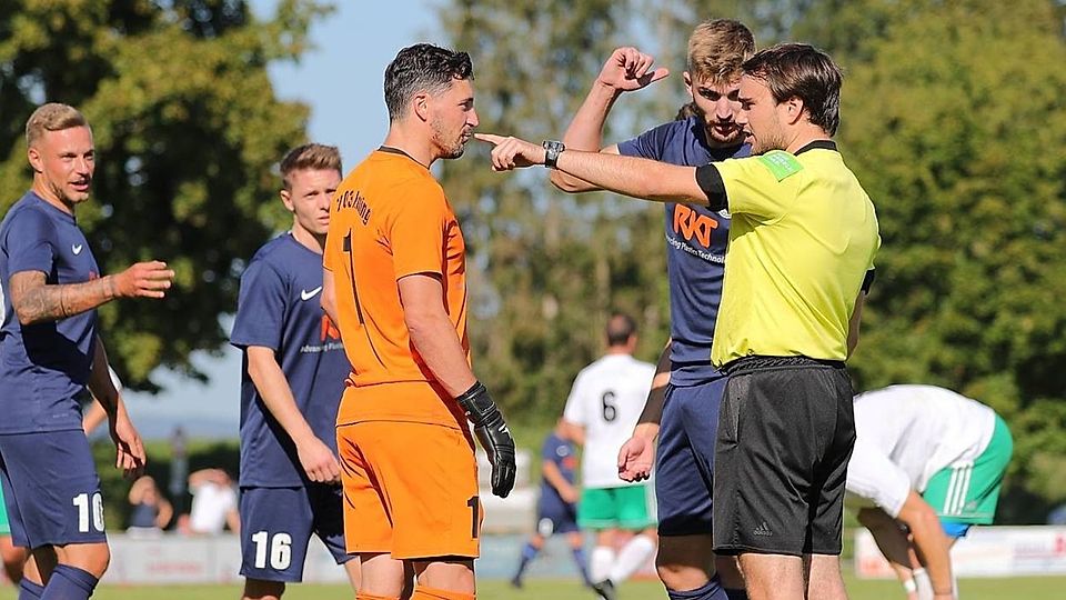 Ex-Keeper Oliver Bindl (oranges Trikot) übernimmt das Traineramt beim FC Miltach.