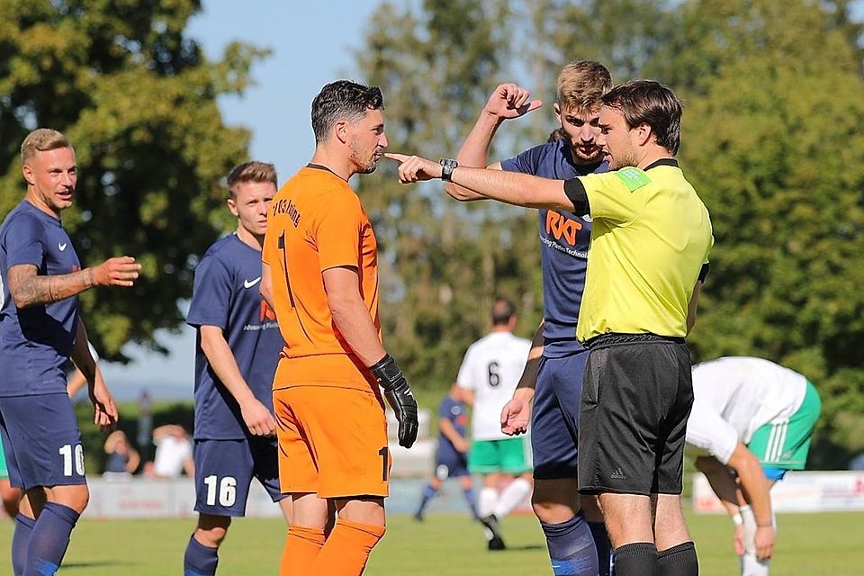 Ex-Keeper Oliver Bindl (oranges Trikot) übernimmt das Traineramt beim FC Miltach. Ex-Keeper Oliver Bindl (oranges Trikot) übernimmt das Traineramt beim FC Miltach.