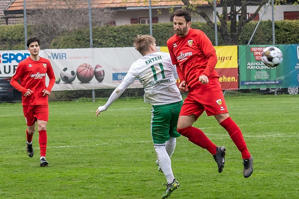 Den FC Unterföhring sehen die Verantwortlichen des TuS Holzkirchen als einen der Favoriten auf den Aufstieg. Hier ist Holzkirchens Sean Erten im Zweikampf mit Nils Ehret.