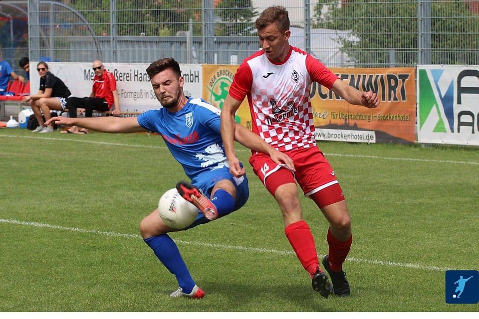Wernigerode um Neuzugang Kevin Hildach (in rot-weiß) trotzte dem Oberligisten aus Braunschweig einen Zähler ab.